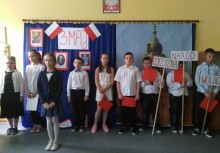 [fot. nadesłane]
Uroczysty apel w Szkole Podstawowej w Miszewie z okazji 226. rocznicy uchwalenia Konstytucji 3 Maja - powiększ