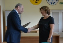Burmistrz Wojciech Kankowski wręcza nagrodę z okazji  jubileuszu pracy zawodowej dyrektor Dorocie Richert - powiększ