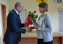 Burmistrz Wojciech Kankowski wręcza nagrodę z okazji  jubileuszu pracy zawodowej dyrektor Renacie Ellwardt - powiększ