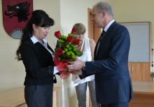 Burmistrz Wojciech Kankowski wręcza nagrodę z okazji  jubileuszu pracy zawodowej dyrektor Ewie Płotce - powiększ