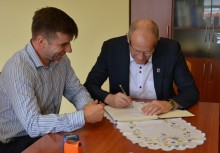 Burmistrz Gminy Żukowo Wojciech Kankowski podpisuje umowę z firmą HIGHWAY Sp. z o.o.na węzły integracyjne w Rębiechowie i Żukowie - powiększ