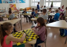 [fot. nadesłane] Pierwszoklasiści grają w szachy - powiększ