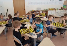 [fot. nadesłane] Pierwszoklasiści grają w szachy - powiększ