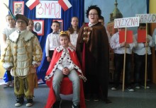 [fot. nadesłane]
Uroczysty apel w Szkole Podstawowej w Miszewie z okazji 226. rocznicy uchwalenia Konstytucji 3 Maja - powiększ