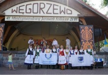 [fot. Anna Kozakowska, OKiS Żukowo] „KASZUBKI” gościem „41 Międzynarodowego Jarmarku Folkloru” w Węgorzewie  - powiększ