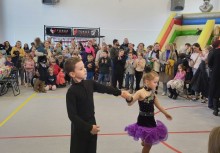 Dzieci tańczą, w tle publiczność - powiększ