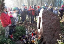 [fot. nadesłane] Szkoła w Borkowie pielęgnuje pamięć o ofiarach niemieckich mordów - powiększ