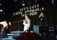 200 lat dla chóru „Harmonia” z Żukowa 
dziewczynka w stroju kaszubskim scena, mężczyzna gra na wielkiej trąbie.
[fot. OKiS Żukowo] - powiększ