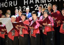 200 lat dla chóru „Harmonia” z Żukowa 
scena, śpiewający chór
[fot. OKiS Żukowo] - powiększ