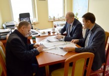 [fot. Wojciech Kruk] Podpisanie umowy na rozbudowę szkoły w Miszewie - powiększ