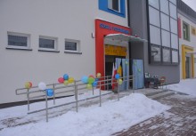 [fot. BBujnowska-Kowalska] Budynek nowej szkoły w Tuchomiu. Napis nad drzwiami wejściowymi 'Witamy w nowej szkole'. - powiększ