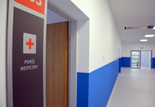 Napis 'pokój medyczny' obok wejścia do sali, w tle korytarz szkolny - powiększ