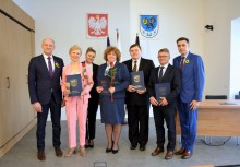 7 osób w sali obraz Rady Miejskiej w Urzędzie Gminy w Żukowie - powiększ