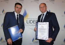 [fot. ze strony www.lider-edukacji.pl/strona-49] Gmina Żukowo z certyfikatem „Samorządowy Lider Edukacji 2017”  - powiększ