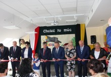 Przecięcie wstęgi i oficjalne otwarcie nowej szkoły w Tuchomiu. - powiększ