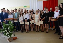 [fot. B.Bujnowska-Kowalska] Uczniowie ZSZiO w Żukowie pożegnali szkolne mury - powiększ