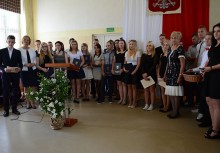 [fot. B.Bujnowska-Kowalska] Uczniowie ZSZiO w Żukowie pożegnali szkolne mury - powiększ