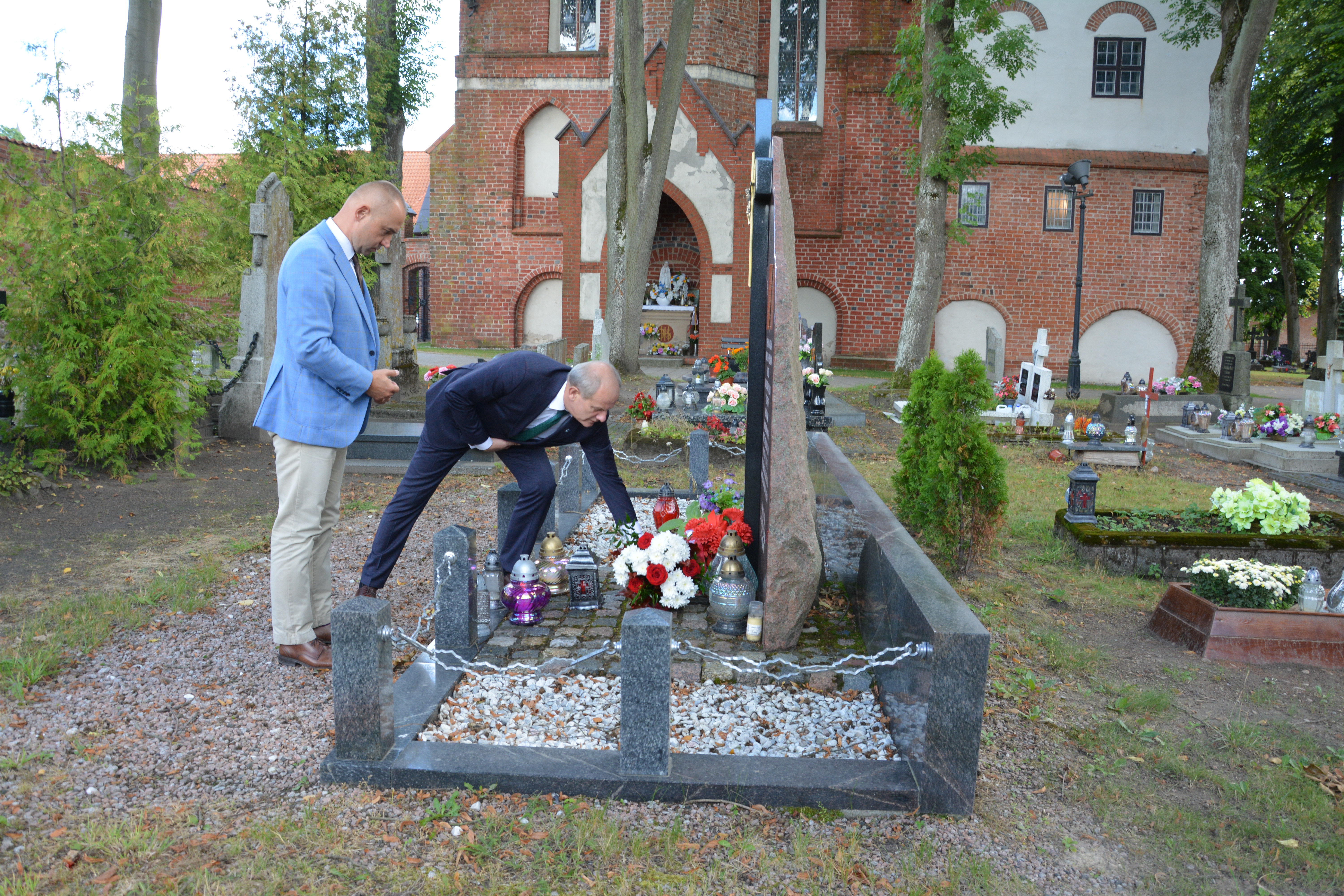 [fot. Piotr Lewna] Władze Żukowa składają kwiaty na mogile więźniów obozu koncentracyjnego w Stutthofie przy kościele mariackim w Żukowie - powiększ