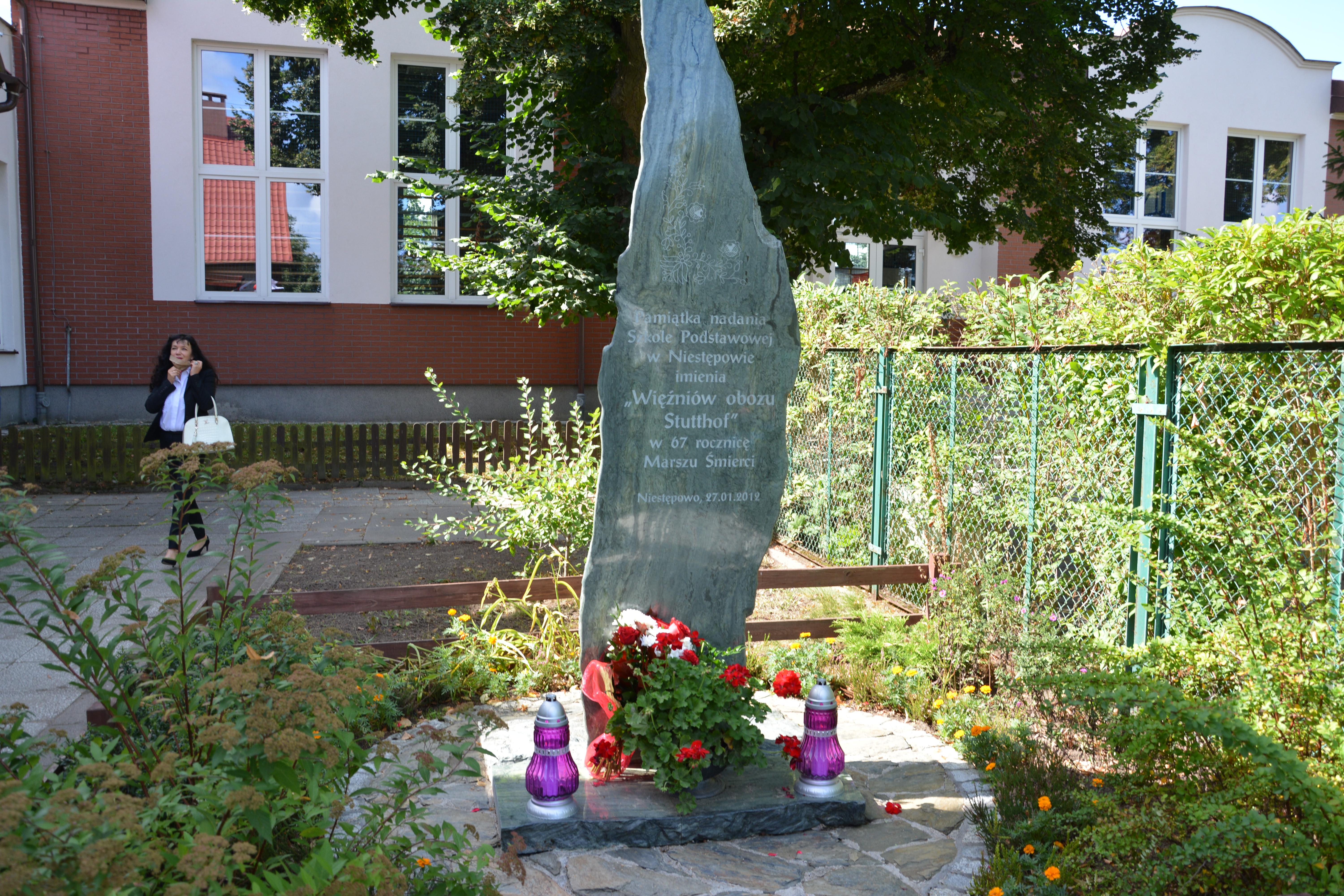 [fot. Piotr Lewna] Władze Żukowa składają kwiaty przy pomniku przy szkole w Niestępowie - powiększ