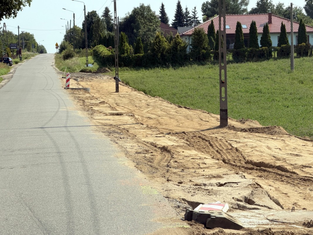Trwają prace przy budowie ciągu pieszo-rowerowego wzdłuż ul. Pałacowej w Małkowie
