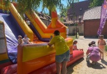 Festyn rodzinny 19.06.2021r. zabawa, dzieci, zamek dmuchany - powiększ