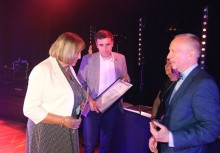 [fot. nadesłane] Witold Szmidtke  Przewodniczący Rady i Maria Byczkowska Radna Gminy odbierają certyfikat Samorządowego Lidera Edukacji - powiększ