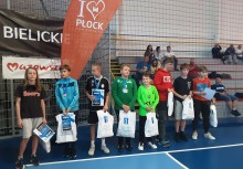 Nagrodzone dzieci z zespołu klasy sportowej z SP nr. 1 w Żukowie podczas turnieju w Płocku  [fot. Sebastian Formela SP 1] - powiększ