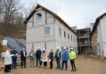11 osób przed rozbudowywaną częścią Urzędu Gminy w  Żukowie