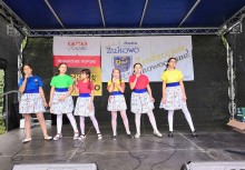 Festyn kaszubski w Baninie - na scenie śpiewa sześcio osobowy dziewczęcy zespół [fot. nadesłane Eugeniusz Pryczkowski] - powiększ