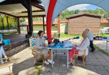 Piątek pełen wrażeń - Mobilne Studio Radia Gdańsk na dziedzińcu przy kościele pw. WNMP w Żukowie - przy stoliku na którym są mikrofony Pani wicestarosta kartuski Iwona Formela oraz Magda Manasterska z Radia Gdańsk. - powiększ