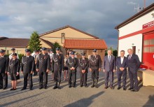 OSP Skrzeszewo z nowym samochodem pożarniczym - Dariusz Drelich Wojewoda Pomorski oraz Wojciech Kankowski Burmistrz Gminy Żukowo, Prezes OSP Skrzeszewo Tadeusz Serkowski, strażacy - powiększ