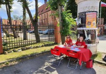 Piątek pełen wrażeń - Panie z fundacji DKMS przy stoliku, na dziedzińcu przy kościele pw. WNMP w Żukowie. - powiększ
