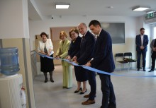 5 osób przecina wstęgę, w tle 2 osoby - powiększ