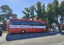 Piątek pełen wrażeń - Krwiobus na dziedzińcu przy kościele pw. WNMP w Żukowie. - powiększ