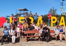 Zdjęcie grupowe przy napisie 'Łeba'.