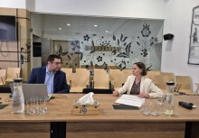 Mężczyzna i kobieta siedzą przy stole i rozmawiają 