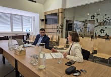 Mężczyzna z kobietą siedzą przy stole i omawiają raport - powiększ