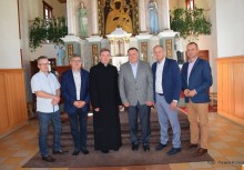 Kościół Świętej Trójcy w Balvi. Na tle ołtarza stoją od lewej: radny Tyberiusz Treder, radny Paweł Koreń, proboszcz parafii Mārtiņš Klušs, mer Balvi Andris Kazinovskis, burmistrz Żukowa Wojciech Kankowski, zastępca burmistrza Tomasz Szymkowiak - powiększ