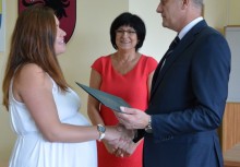 Burmistrz Wojciech Kankowski wręcza akt mianowania nauczycielce Annie Brzozowskiej - powiększ