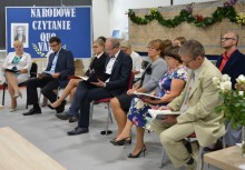Narodowe Czytanie w Żukowie - czyta burmistrz Wojciech Kankowski - powiększ
