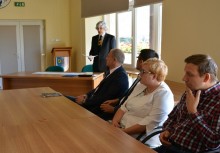 Marian Jeliński prowadzi wykład na temat haftu kaszubskiego w sali konferencyjnej Urzędu Gminy Żukowo - powiększ