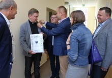 Każdy goszczący nas gospodarz otrzymał pins przedstawiający polską i łotewską flagę – na zdjęciu “dekoracja” proboszcza Mārtinsa Klušsa - powiększ