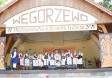 [fot. Anna Kozakowska, OKiS Żukowo] „KASZUBKI” gościem „41 Międzynarodowego Jarmarku Folkloru” w Węgorzewie  - powiększ