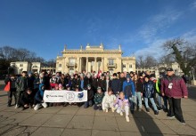 Na zdjęciu duża grupa ludzi pozująca do zdjęcia . - powiększ