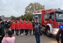 Nowy wóz straży pożarnej i osoby obecne na wydarzeniu - powiększ