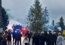 Wjazd nowego samochodu straży pożarnej, osoby świecą racami - powiększ