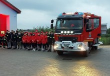 Nowy wóz straży pożarnej i osoby obecne na wydarzeniu - powiększ