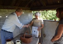 Gospodarstwo agroturystyczne Kronīši - podziękowania od burmistrza Wojciecha Kankowskiego dla gospodyni, Pani Viji Jermacāne, za serdeczną gościnę - powiększ