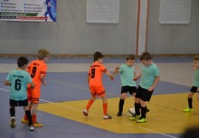 [fot. facebook.com/ŻukowskaLigaFutsaluJunior]  Kolejna seria spotkań Żukowskiej Ligi Futsalu - powiększ