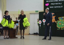 Pasowanie i ślubowanie pierwszoklasistów w SP w Żukowie - burmistrz Wojciech Kankowski przekazuje elementy odblaskowe dzieciom - powiększ